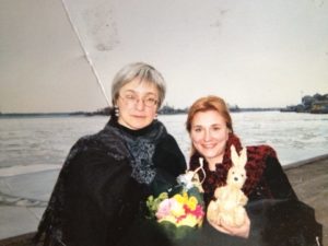Anna Politkovskaja ja Iida Simes Helsingissä huhtikuussa 2002. Kiva Iida Simeksen