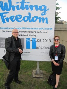 Jarkko Tontti ja Iida Simes Writers in Prison Committeen konferenssissa. Krakovassa.