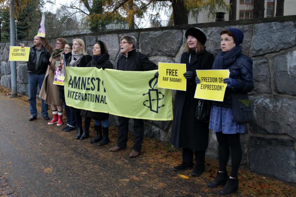 Raif Badawin puolesta Saudi-Arabian lähetystöllä. Kuva Johanna Sillanpää/Suomen PEN