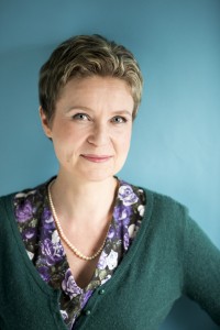 Suomen PEN:in puheenjohtaja Sirpa Kähkönen toimii Arvokkaat sanat -seminaarissa moderaattorina. (Kuva: Otava, Tommi Tuomi)