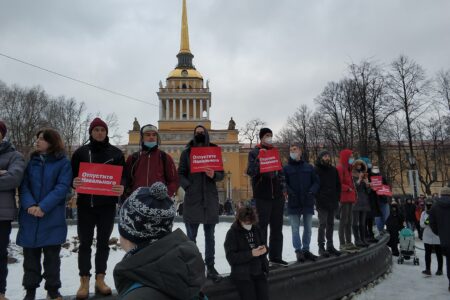 Navalnyita tukevia mielenosoittajia Amiraliteetin edustalla Pietarissa 23.1.2021.