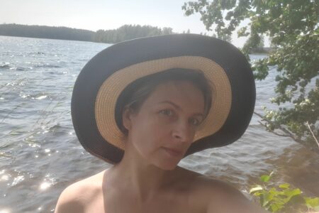 Nataliya Teramae kesäisessä järvimaisemassa
