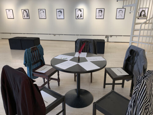 yleiskuva Tyhjät tuolit -näyttelystä Espoon kulttuurikeskuskessa