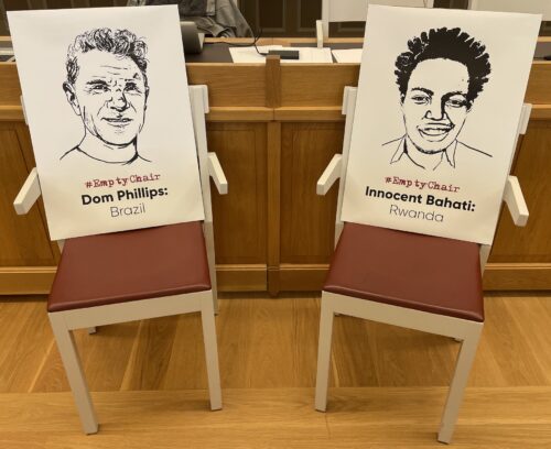 Tyhjät tuolit, joilla Dom Phillipsin ja Innocent Bahatin kuvat
