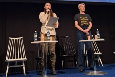 Kirjailijat Jaryna Chornohuz ja Laura Lindstedt lukevat runoja Helsingin kirjamessujen lavalla 2024