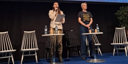 Kirjailijat Jaryna Chornohuz ja Laura Lindstedt lukevat runoja Helsingin kirjamessujen lavalla 2024