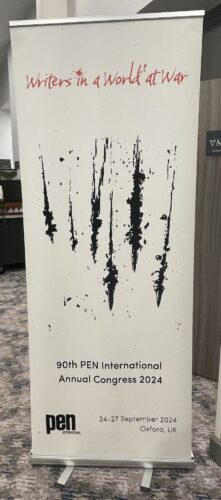 PEN-kongressin logo roll-up-telineessä