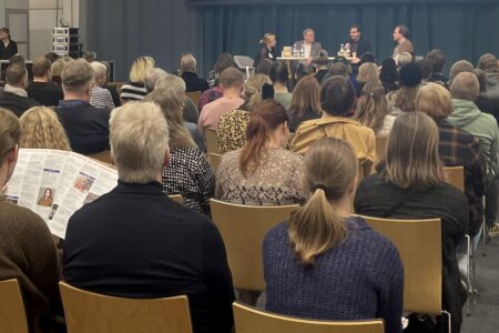 Istuvaa messuyleisöä kuuntelemassa keskustelua Helsingin kirjamessuilla 2024