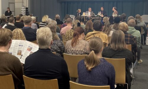 Istuvaa messuyleisöä kuuntelemassa keskustelua Helsingin kirjamessuilla 2024