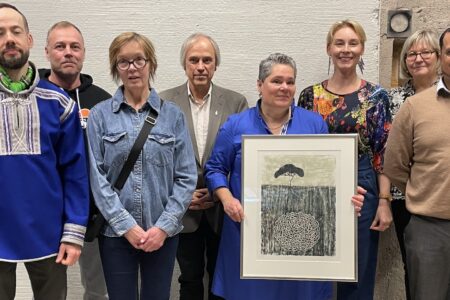 Suomen PENin jäsenet ja sananvapauspalkinnon saaja ryhmäkuvassa