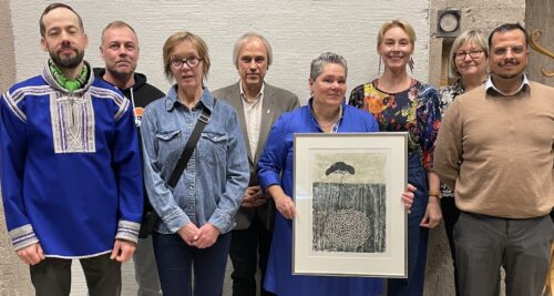 Suomen PENin jäsenet ja sananvapauspalkinnon saaja ryhmäkuvassa