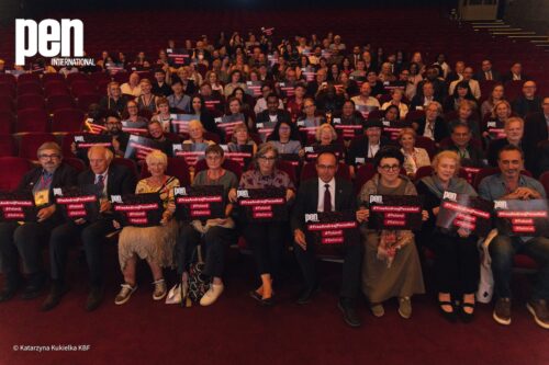 ryhmäkuva kokouksen osallistujista avajaistilaisuudessa