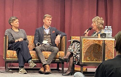 Eeva Herrainsilta, Oula Silvennoinen ja Paula Havaste kirjamessulavalla