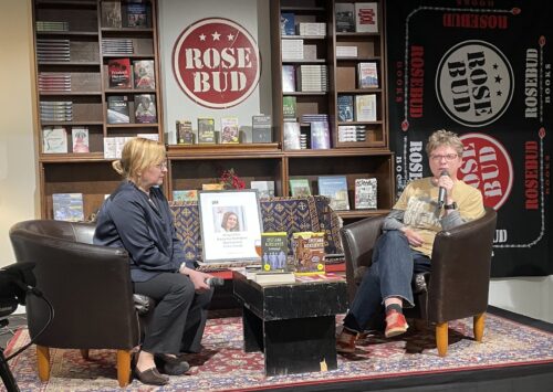 Iida Simes ja Taciana Niadbaj Rosebud-kirjakaupan lavalla