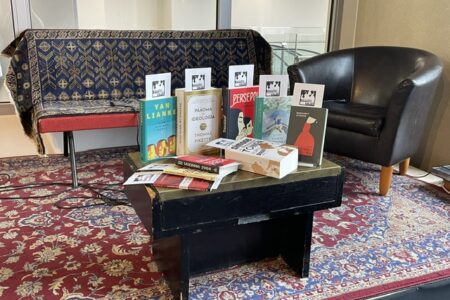 Kirjakaupan esiintymislava, jolla tuolit ja pöytä, jolla kirjoja